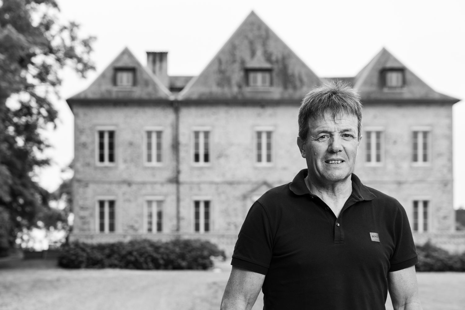 Angel Soria devant le Château d'Izaute